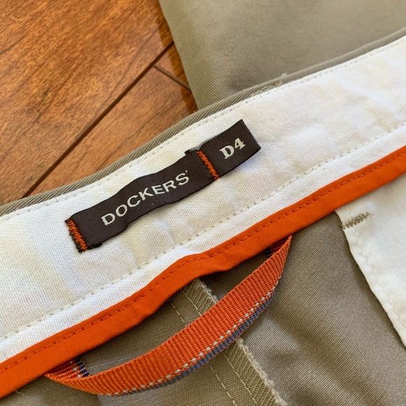 Dockers D4 Flat Front Khakis 34 x 32 - Picture 4 of 6